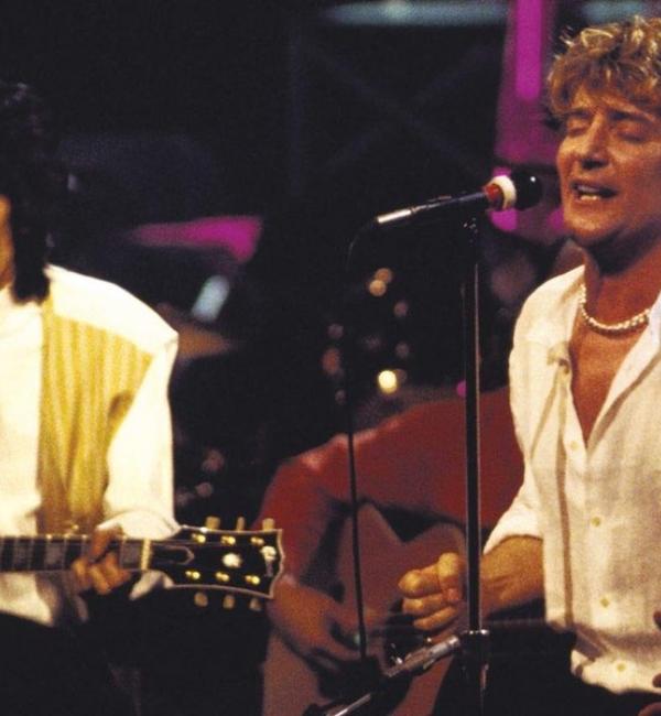 Flashback to Rod Stewart’s Raw & Unplugged “Maggie May” Live in 1993